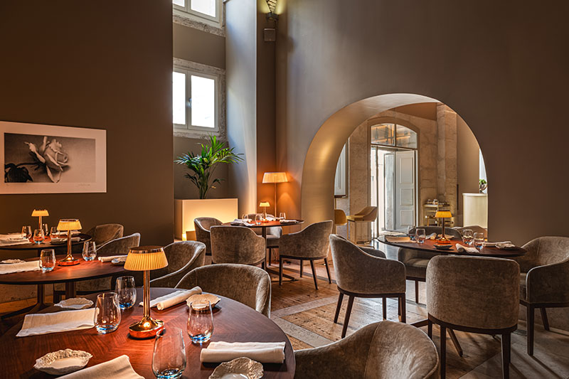 Comedor del Restaurante Suba en Lisboa con luz natural y mobiliario en tonos neutros