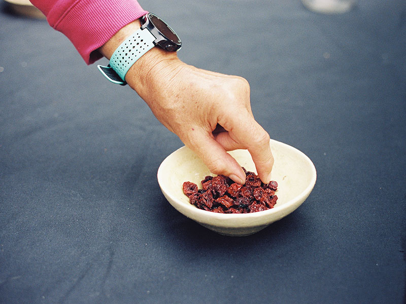 Sara García muestra la hospitalidad en un cuenco con frutos deshidratados del que una mano toma una porción