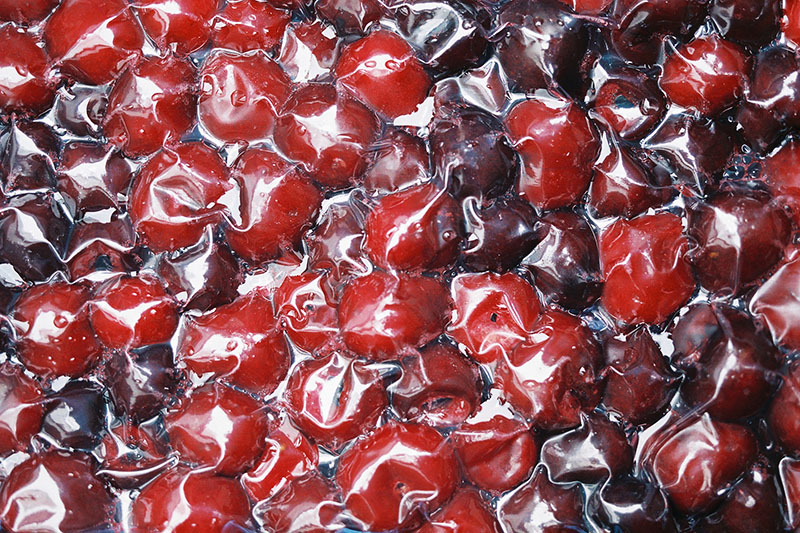 Sara García utiliza un plano cerrado de frutos rojos brillantes para aludir a la hospitalidad en el proceso de fermentación