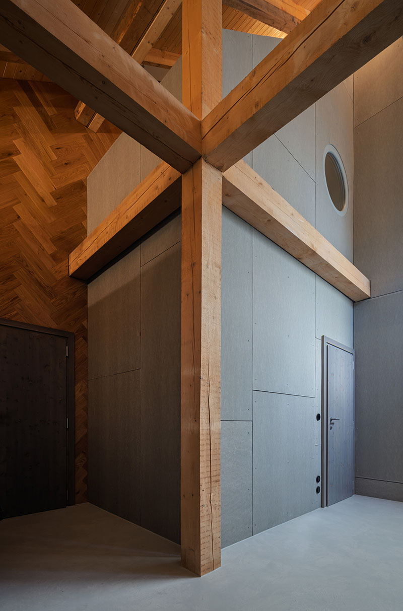 Studio Plyš define el núcleo estructural de Casa Borová Lada con un volumen revestido en paneles y entramados de madera