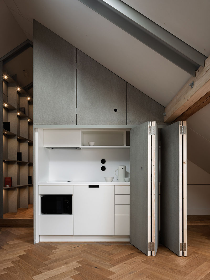 Studio Plyš incorpora en Casa Borová Lada una cocina compacta oculta tras puertas plegables