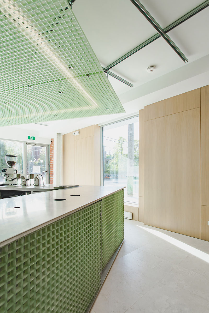 Vista de la barra triangular y el dosel suspendido en Misc Coffee, StudioAC