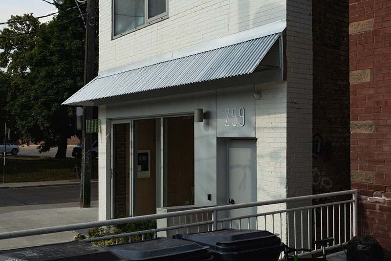 Fachada de Misc Coffee en Toronto con entrada en esquina, proyecto de StudioAC