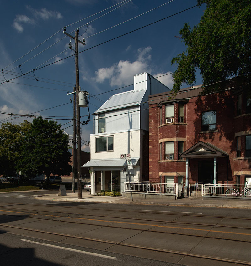 Exterior completo del edificio que alberga Misc Coffee en Toronto, obra de StudioAC