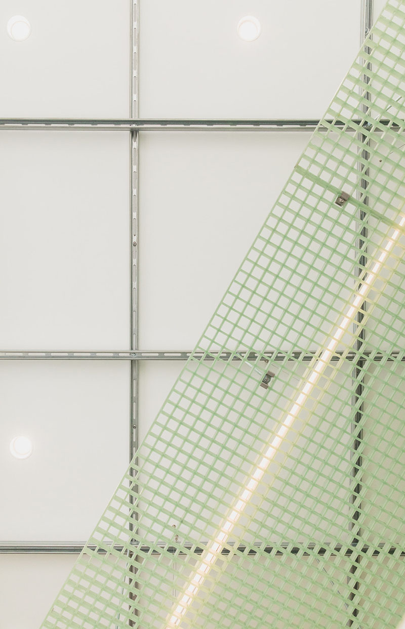 Encuadre del techo con estructura Unistrut y panel de FRP en Misc Coffee, StudioAC