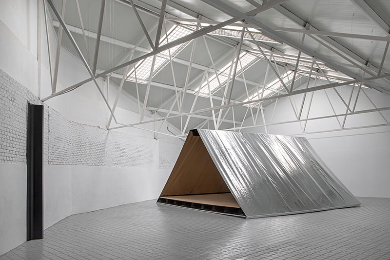 Estructura principal del proyecto Telas Armadas de Paloma Cañizares instalada en la sala expositiva