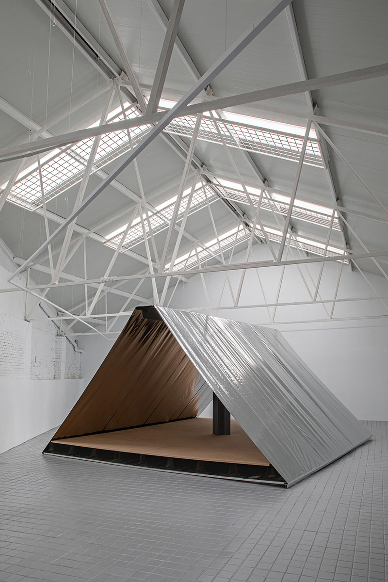 Estructura principal del proyecto Telas Armadas de Paloma Cañizares instalada en la sala expositiva