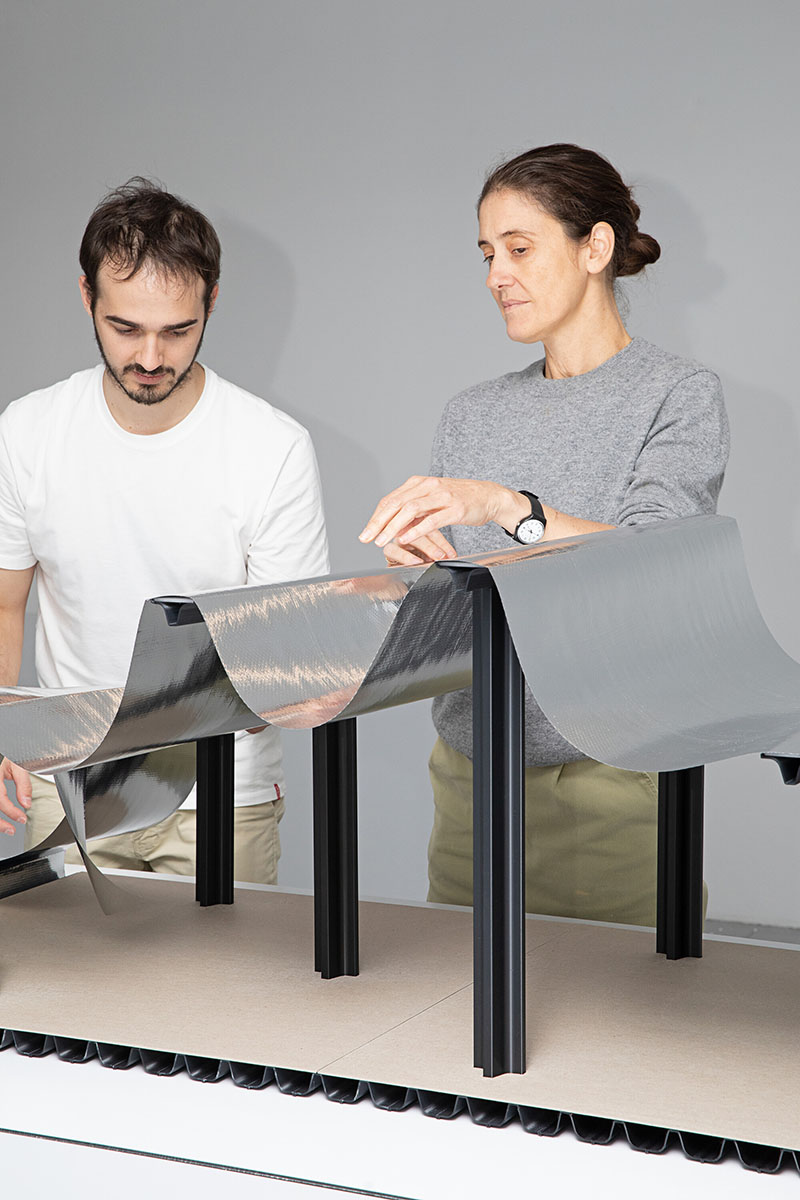 Paloma Cañizares y un colaborador manipulando el perfil experimental de Telas Armadas en maqueta