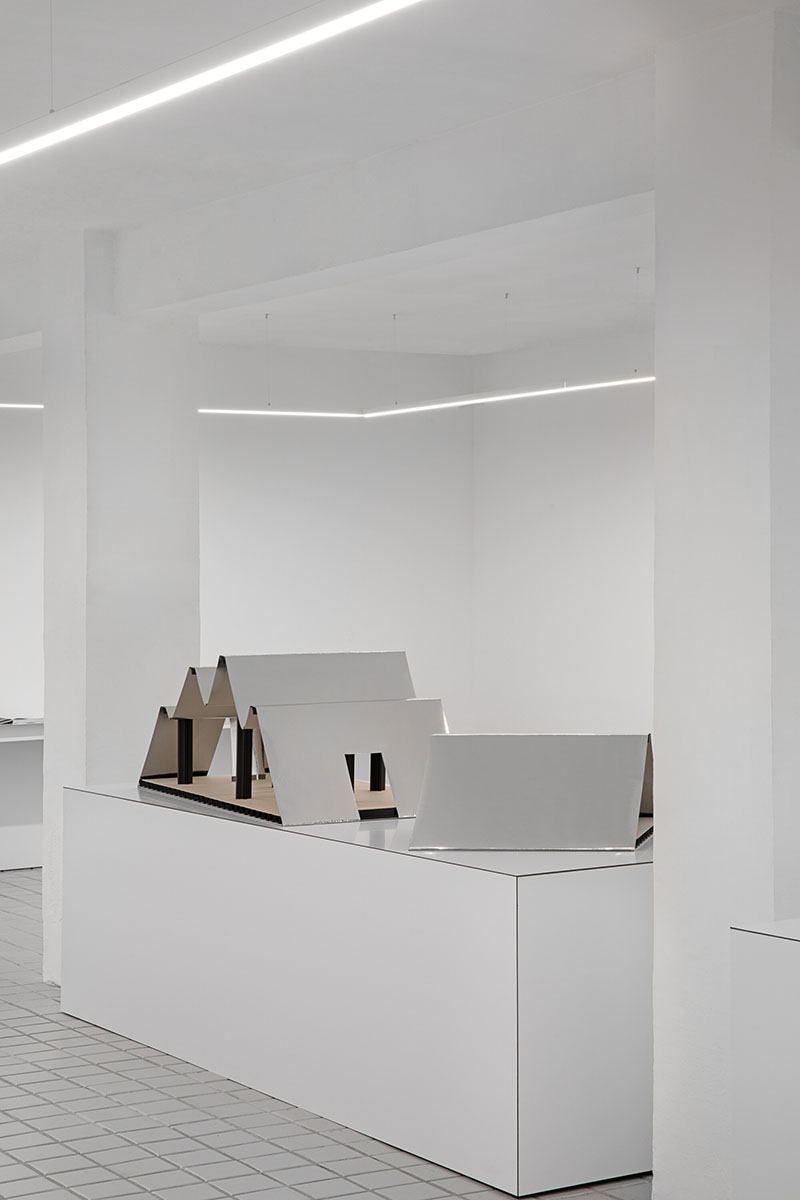 Maqueta de Telas Armadas de Paloma Cañizares expuesta sobre un pedestal blanco en una sala diáfana