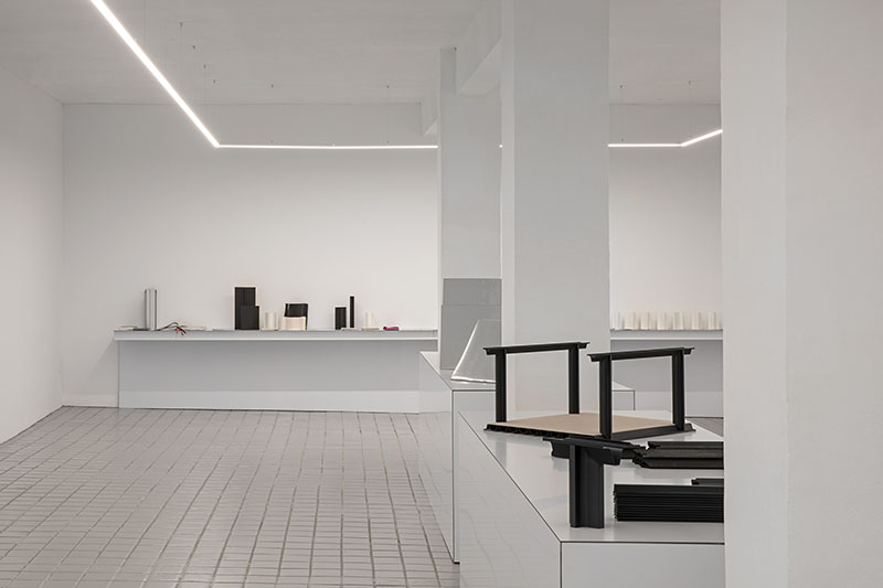 Piezas y prototipos del sistema constructivo de Telas Armadas de Paloma Cañizares dispuestos sobre mesa