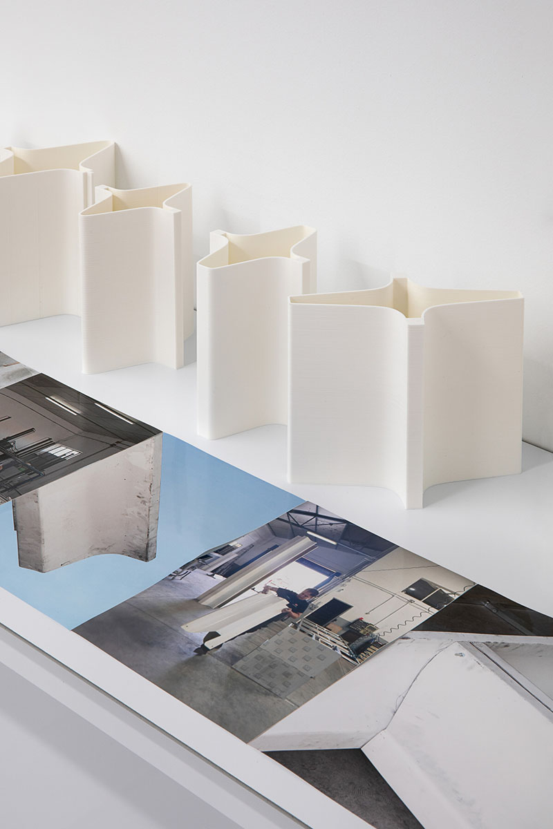 Prototipos de sección estructural y documentación del proceso de Telas Armadas de Paloma Cañizares dispuestos sobre una mesa expositiva