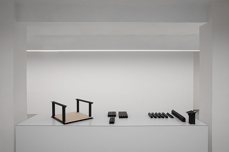 Mesa expositiva con las piezas estructurales en miniatura de Telas Armadas de Paloma Cañizares