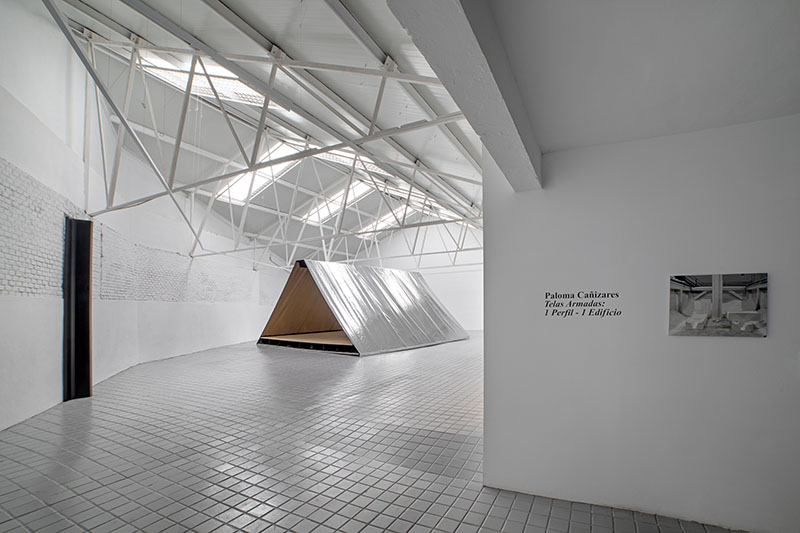 Vista general de la instalación principal de Telas Armadas de Paloma Cañizares dentro de la galería