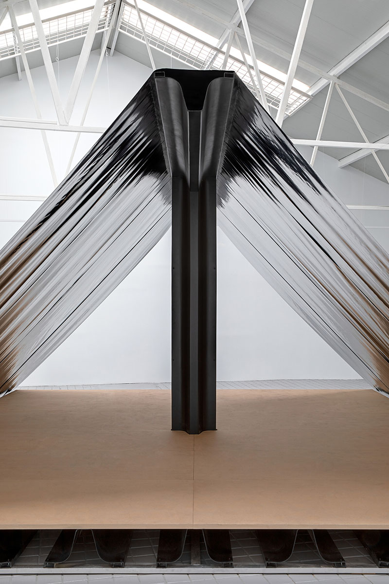 Encuadre frontal del pilar central que sostiene la estructura de Telas Armadas de Paloma Cañizares