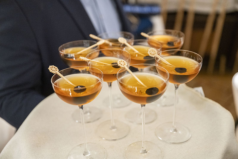 Bandeja con varias copas ofrecidas durante The Blue Odyssey de Johnie Walker Blue