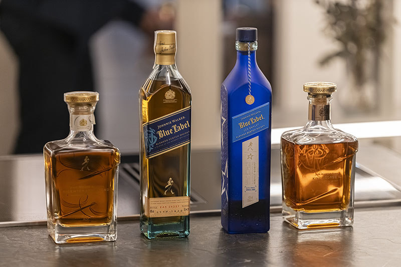 Diversas ediciones del whisky se exhiben en la mesa de The Blue Odyssey de Johnie Walker Blue