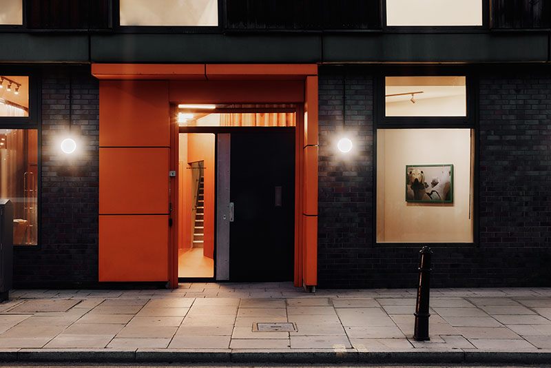 Thiss Studio interiorismo tienda KK London: entrada y fachada a la tienda