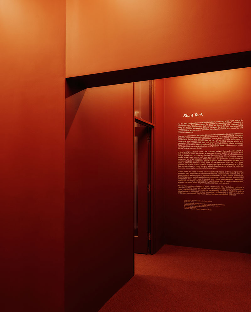 Thiss Studio interiorismo tienda KK London: cartel a modo de exposicion sobre la video instalación