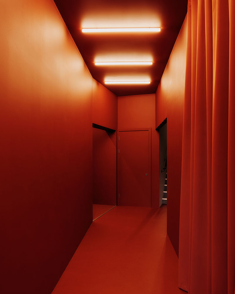 Thiss Studio interiorismo tienda KK London: pasillo todo en colores terracota