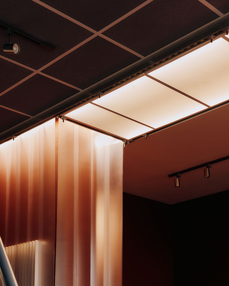 Thiss Studio interiorismo tienda KK London: luces y cortinas