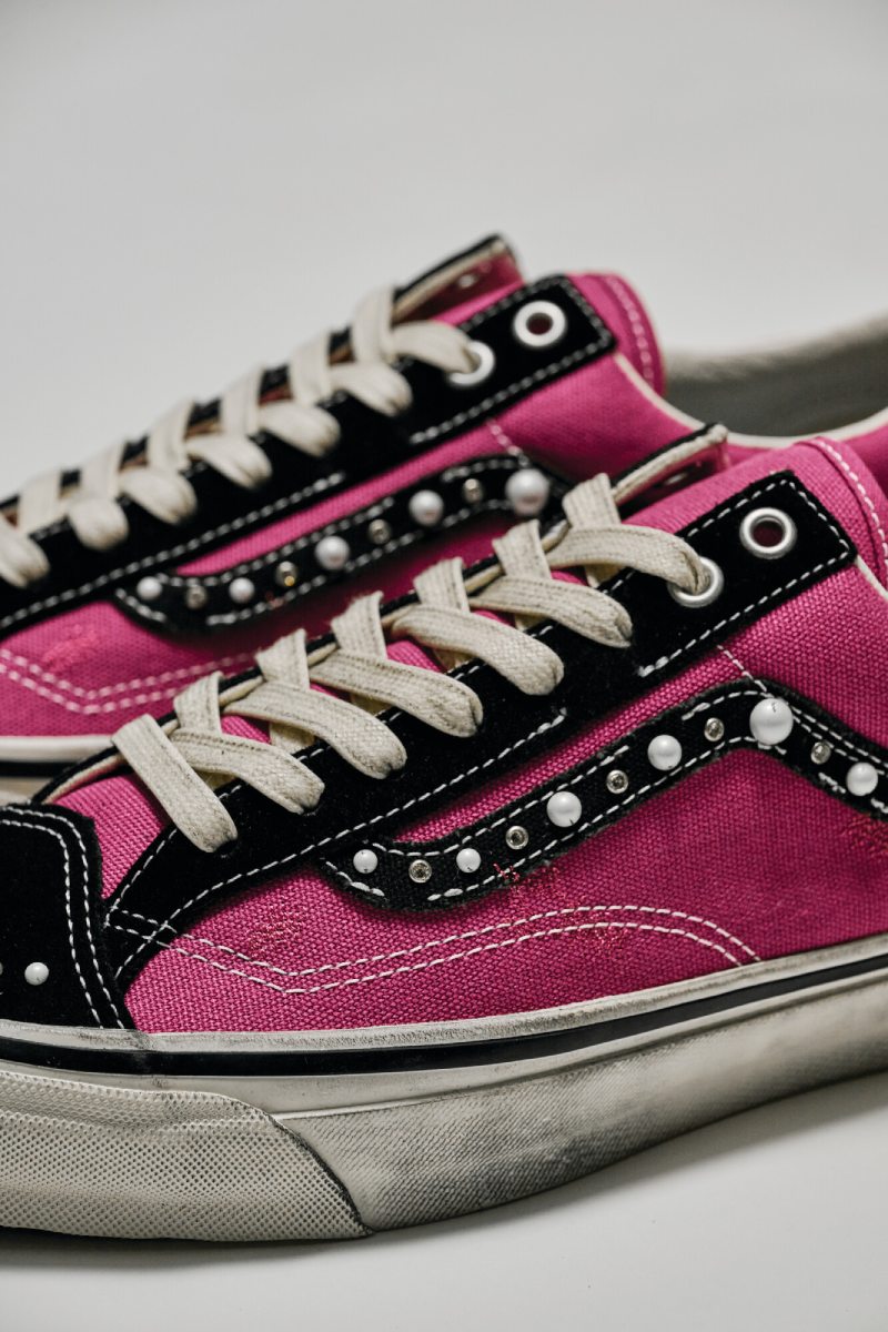 Zapatillas desgastadas para un look de moda urbana