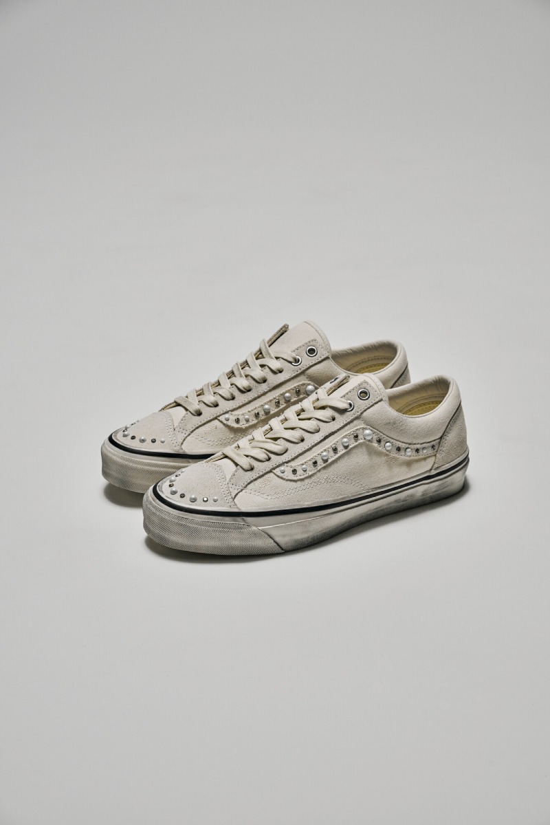 Zapatillas desgastadas para un look de moda urbana