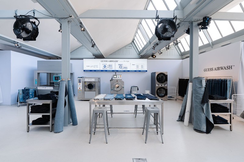 vaqueros sostenibles estilo guess jeans