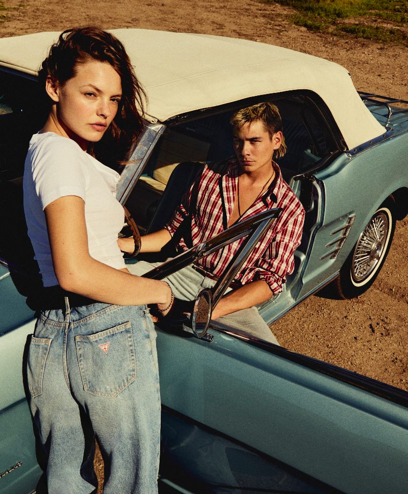 vaqueros sostenibles estilo guess jeans