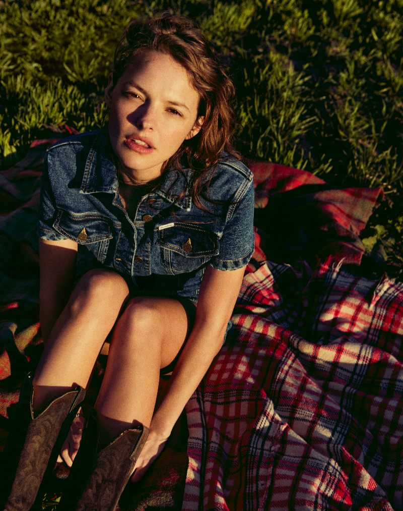 vaqueros sostenibles estilo guess jeans