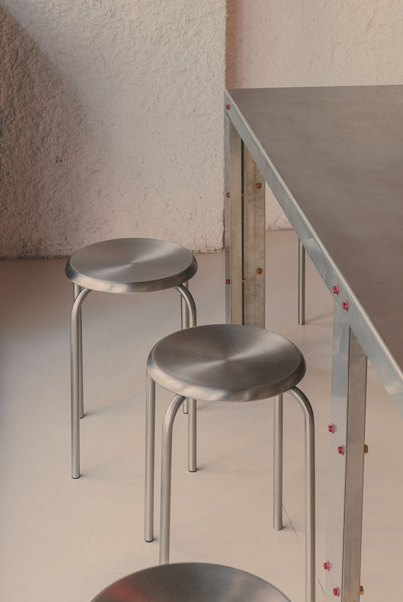 Verbena estudio interiorismo: detalles de los taburetes de metal