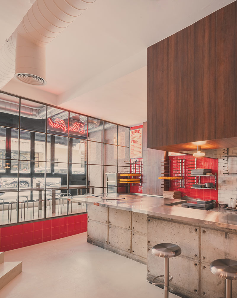 Verbena estudio interiorismo: interior de Not From Italy con aspecto brutalista