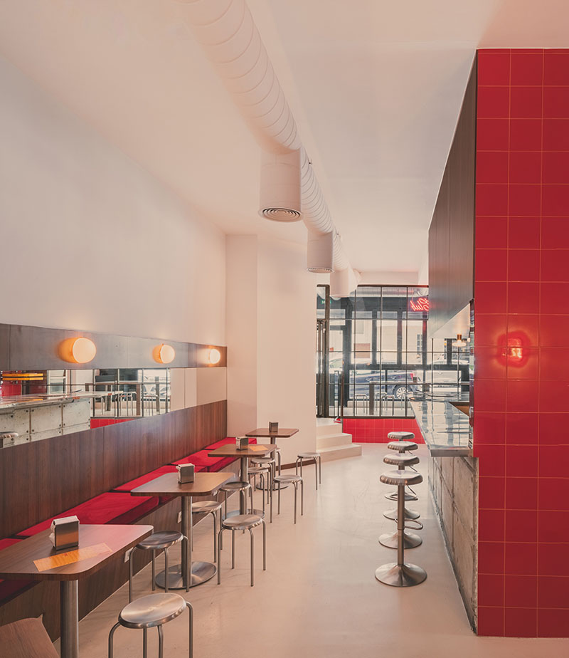 Verbena estudio interiorismo: interior de Not From Italy con aspecto brutalista