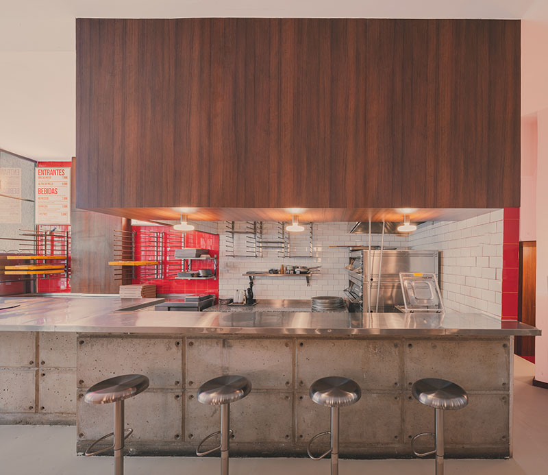 Verbena estudio interiorismo: interior de Not From Italy con aspecto brutalista