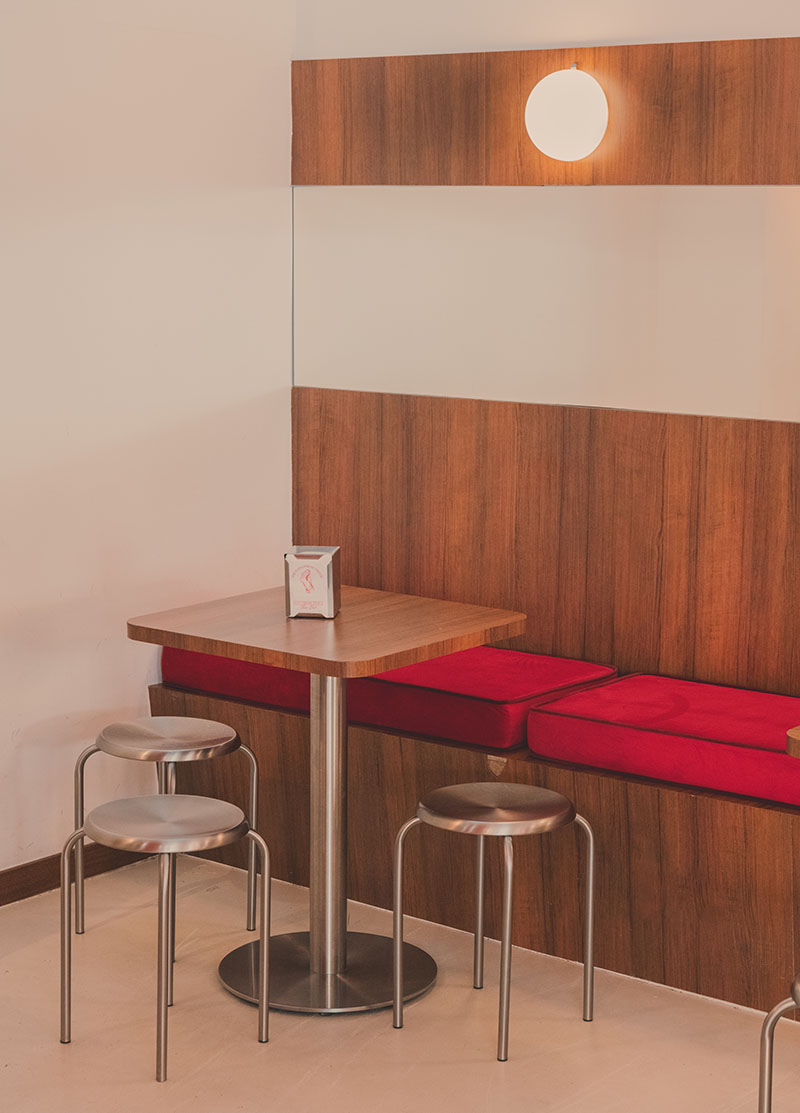 Verbena estudio interiorismo: interior de Not From Italy con aspecto brutalista