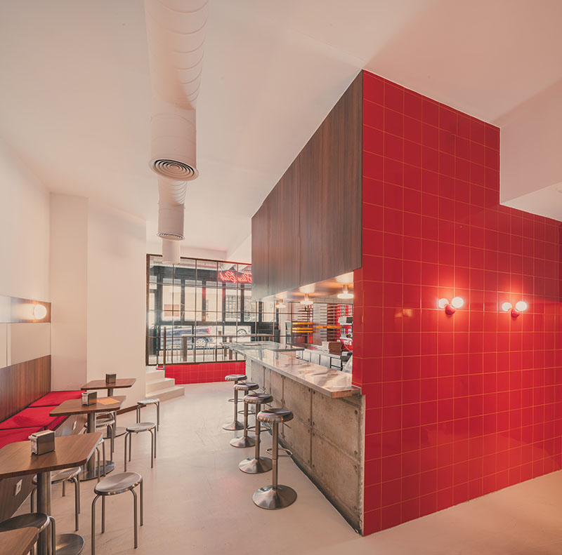 Verbena estudio interiorismo: interior de Not From Italy con aspecto brutalista