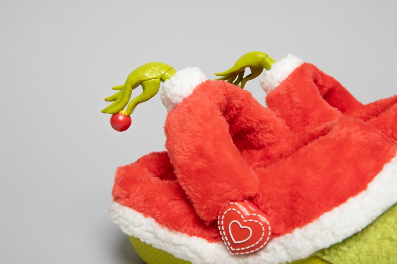 zapatos peluche color verde crocs El Grinch