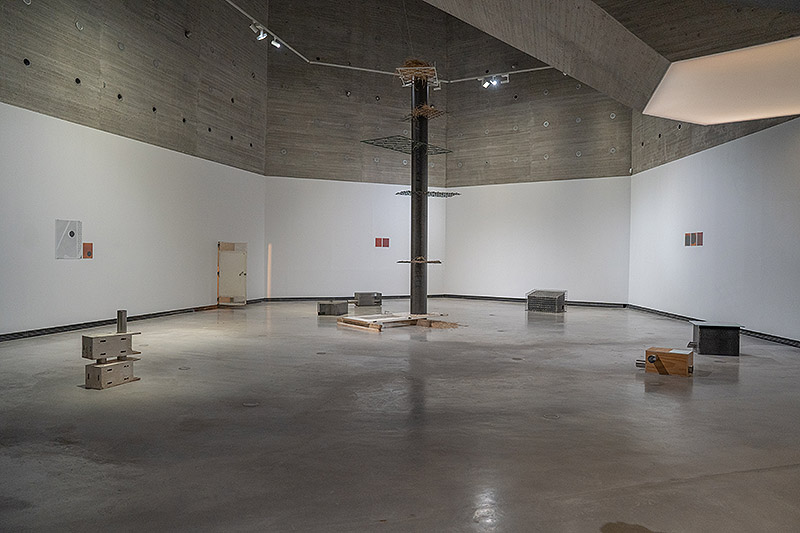 Christian Lagata “Metal de verano” - imagen de instalación artística a base de piezas metálicas en un museo