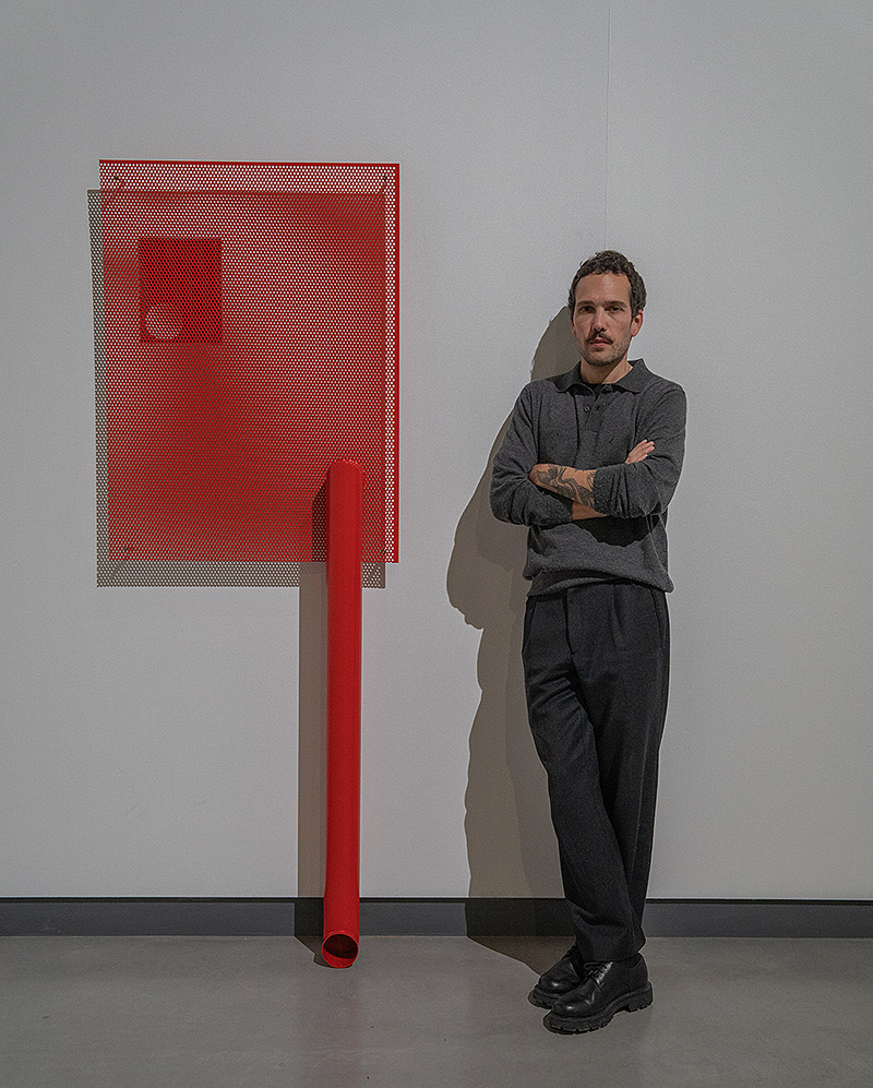 Christian Lagata “Metal de verano” - el artista posa junto a una escultura de metal