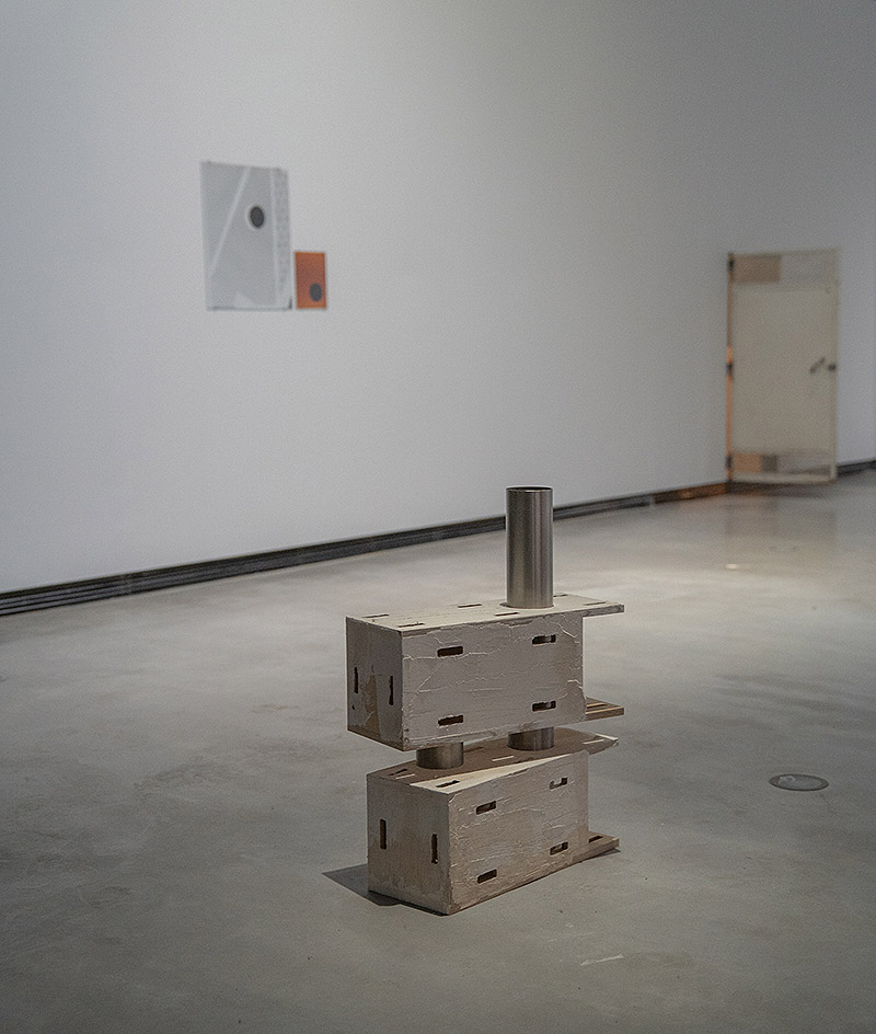 Christian Lagata “Metal de verano” - imagen de instalación artística a base de piezas metálicas en un museo