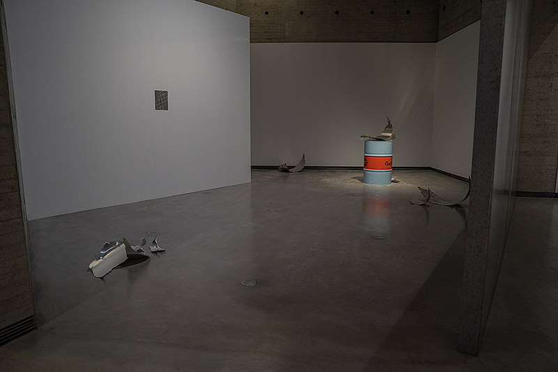 Christian Lagata “Metal de verano” - imagen de instalación artística a base de piezas metálicas en un museo