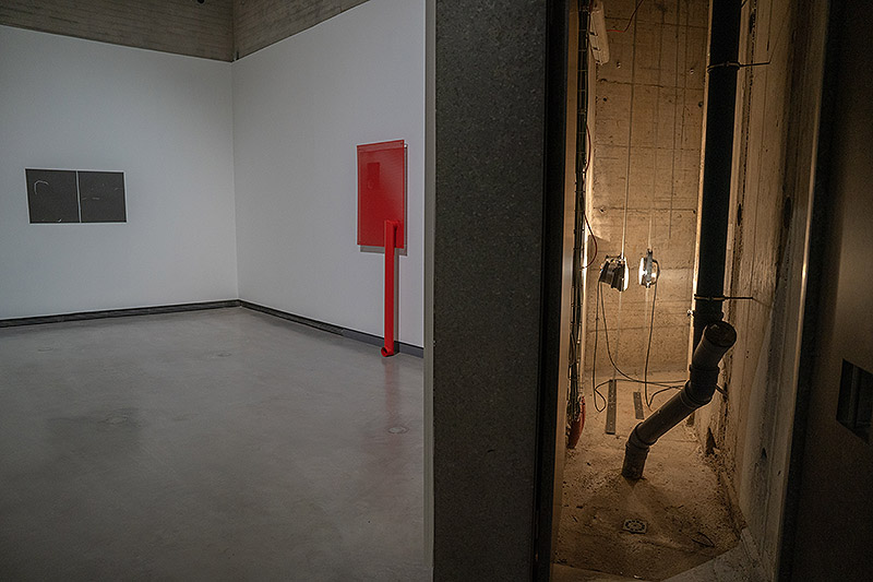 Christian Lagata “Metal de verano” - imagen de instalación artística a base de piezas metálicas en un museo