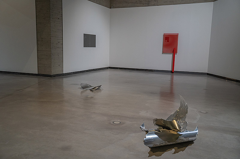 Christian Lagata “Metal de verano” - imagen de instalación artística a base de piezas metálicas en un museo
