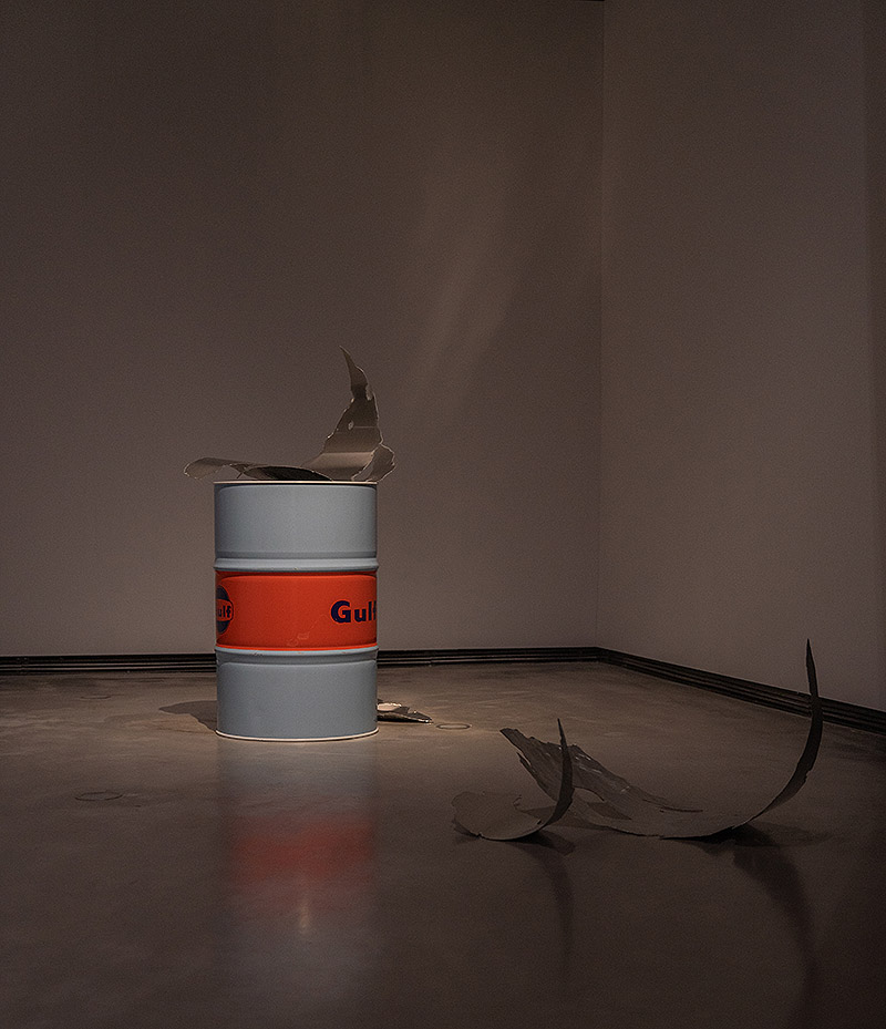 Christian Lagata “Metal de verano” - imagen de instalación artística a base de piezas metálicas en un museo