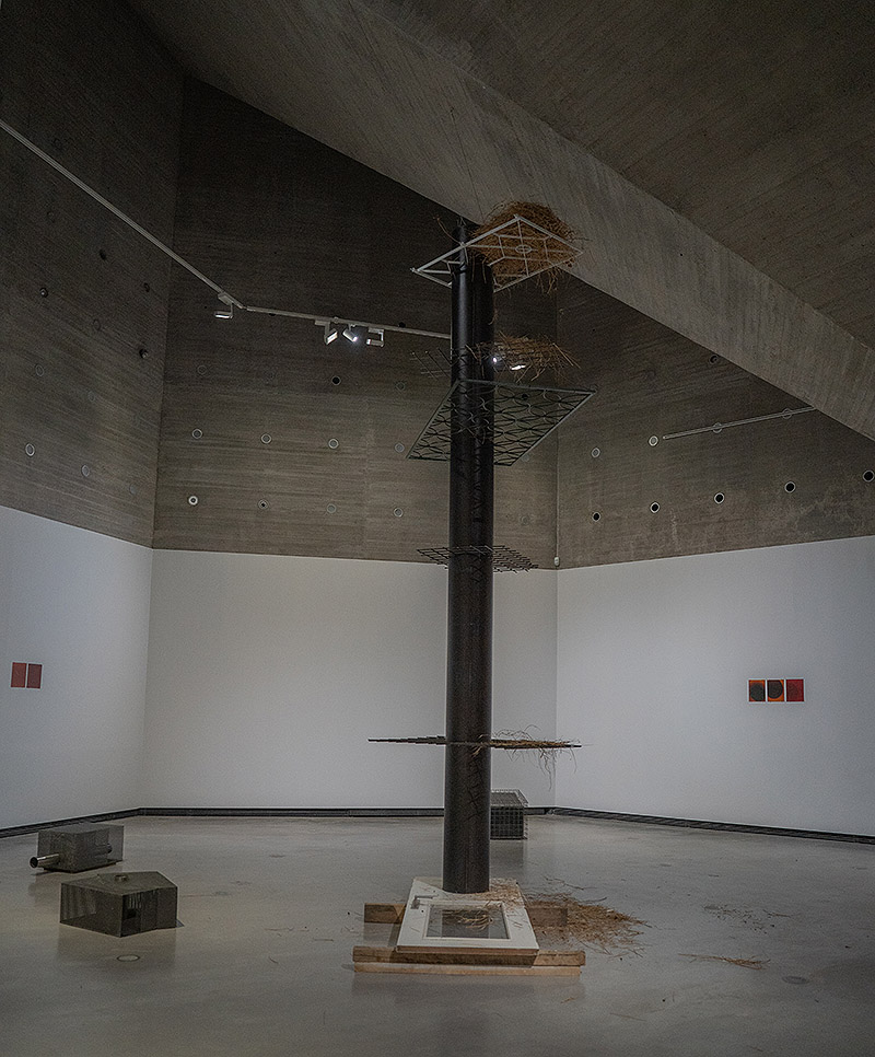 Christian Lagata “Metal de verano” - imagen de instalación artística a base de piezas metálicas en un museo