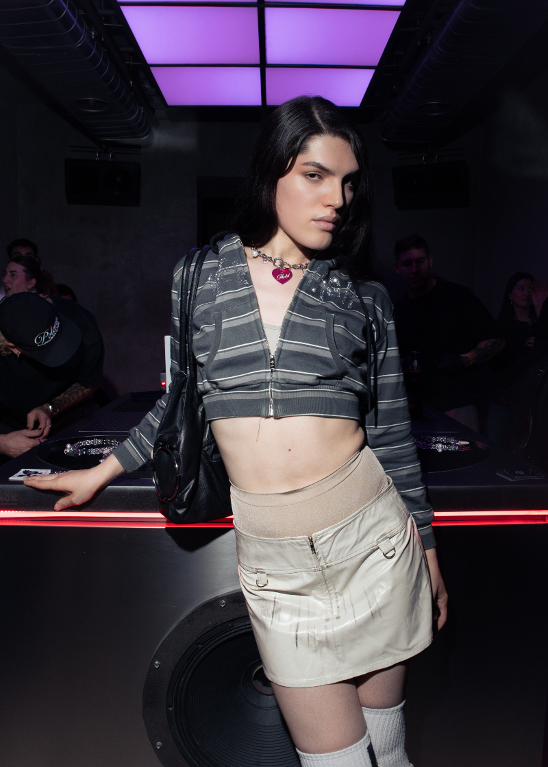 Jane Bardot rinde homenaje con su Front Row particular