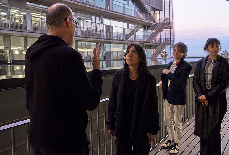 Plataform Dali - imagen de artistas visitando unas instalaciones científicas