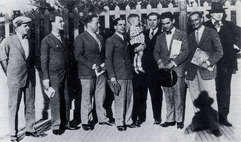 Platform Dali, foto en blanco y negro de Dalí y sus amigos