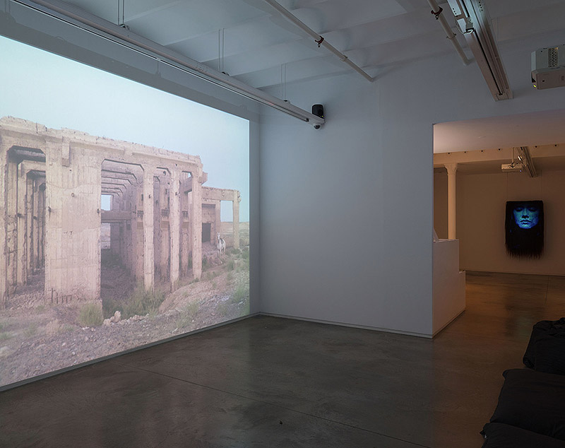 Saodat Ismailova - I Compete with Time. Vista de la exposición de video en la galería Angels Barcelona