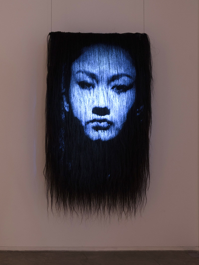 Saodat Ismailova - I Compete with Time. Vista de la exposición de video en la galería Angels Barcelona