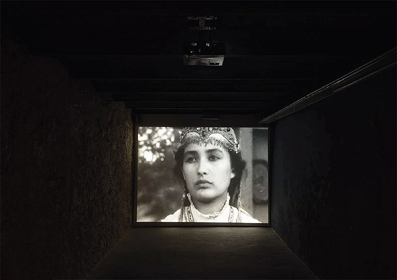 Saodat Ismailova - I Compete with Time. Vista de la exposición de video en la galería Angels Barcelona